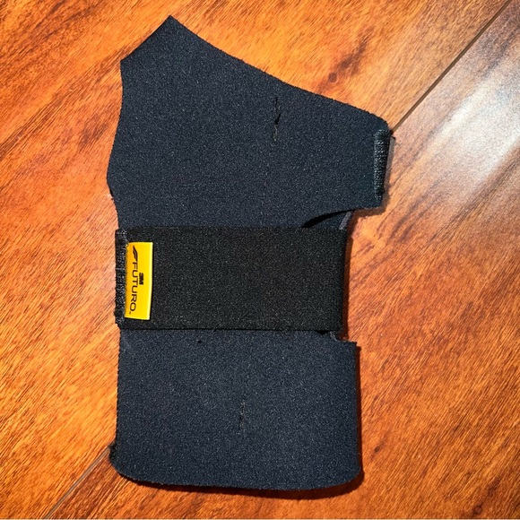 3m futuro wrist right compression stabilizing brace - Picture 4 of 7
